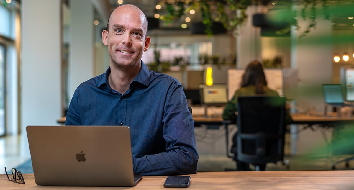 2024_Sfeer_Lennart_laptop_looks_forward_1200x644